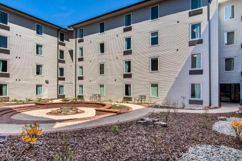 an apartment building with a courtyard with a fountain at Clarion Inn & Suites Atlanta Downtown in Atlanta