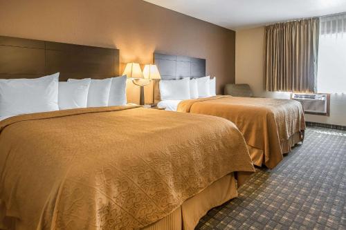 Ένα ή περισσότερα κρεβάτια σε δωμάτιο στο Quality Inn & Suites Decorah