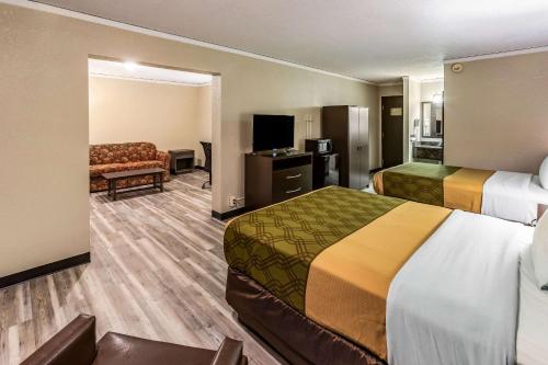 een hotelkamer met 2 bedden en een bank bij Econo Lodge Inn & Suites in Newton