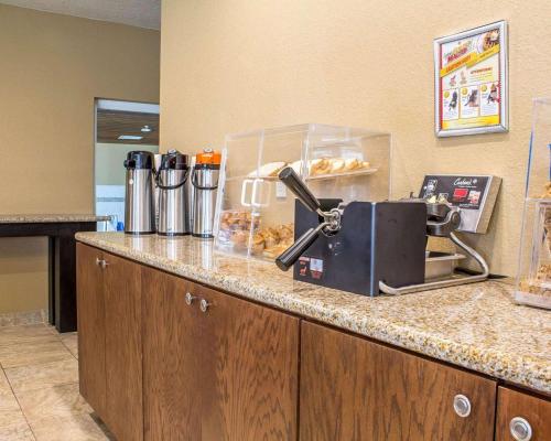 Příslušenství pro přípravu čaje a kávy v ubytování Rodeway Inn & Suites near Okoboji Lake
