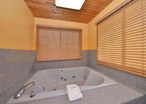 een badkamer met een groot bad in een kamer bij Quality Inn & Suites Grinnell near University in Grinnell