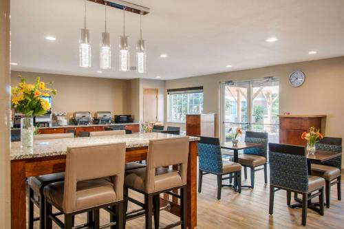 una cucina e una sala da pranzo con un grande tavolo e sedie di MainStay Suites Dubuque at Hwy 20 a Dubuque