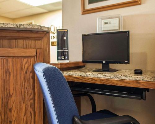 Μια τηλεόραση ή/και κέντρο ψυχαγωγίας στο Quality Inn & Suites Eldridge Davenport North