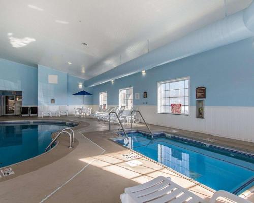 duży basen z krzesłami i basen w obiekcie Quality Inn & Suites Fort Madison near Hwy 61 w mieście Fort Madison