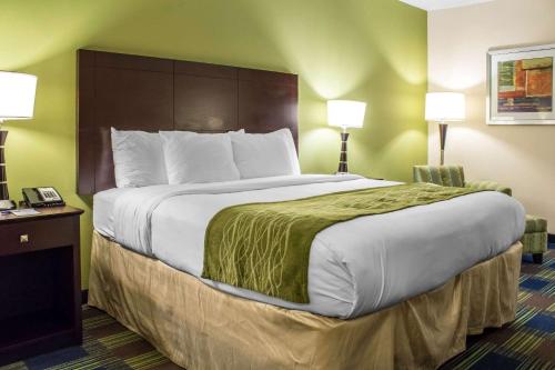 Un pat sau paturi într-o cameră la Econo Lodge Ankeny - Des Moines