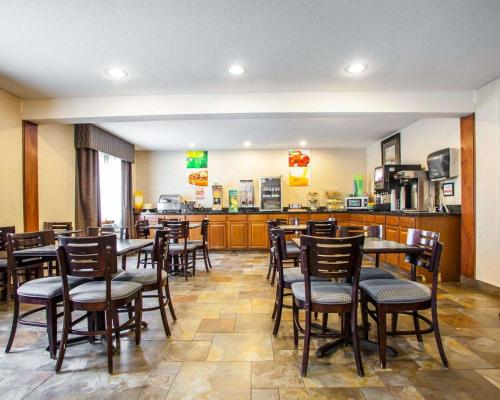een restaurant met tafels en stoelen en een keuken bij Quality Inn & Suites Ankeny-Des Moines in Ankeny