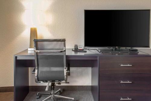 TV i/ili multimedijalni sistem u objektu Sleep Inn & Suites Fort Dodge