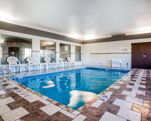 Swimmingpoolen hos eller tæt på Quality Inn & Suites Altoona - Des Moines