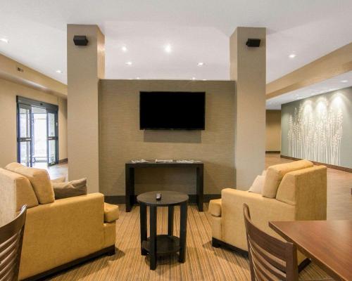 una sala d'attesa con sedie e TV a schermo piatto di Sleep Inn & Suites Fort Dodge a Fort Dodge