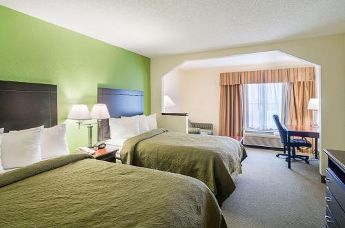מיטה או מיטות בחדר ב-Quality Inn and Suites Harvey