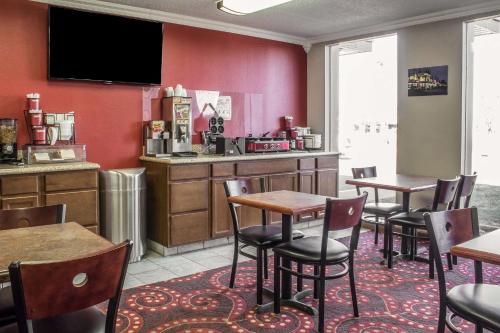 um restaurante com mesas e cadeiras e um bar em Spencer Inn & Suites em Spencer