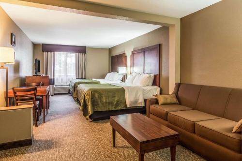 Ένα ή περισσότερα κρεβάτια σε δωμάτιο στο Quality Inn & Suites Salem near I-57