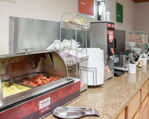 Kuchyň nebo kuchyňský kout v ubytování Comfort Suites Airport