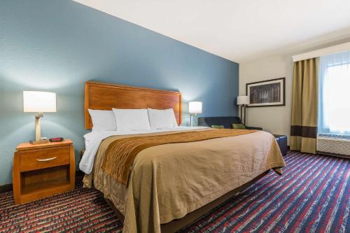 Cama ou camas em um quarto em Comfort Inn Alton near I-255