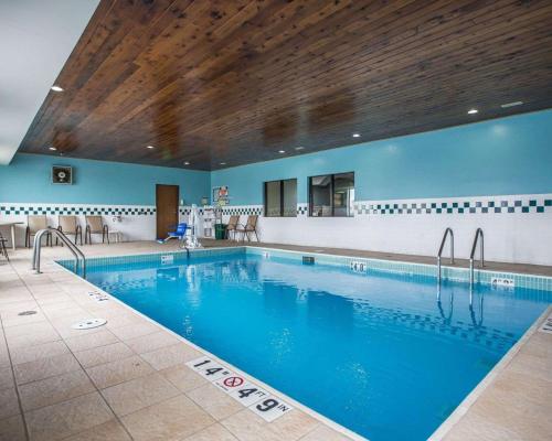 a large swimming pool in a hotel room at Quality Inn Peru near Starved Rock State Park in Peru