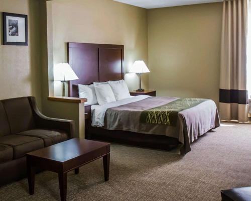 Postel nebo postele na pokoji v ubytování Comfort Inn Morris I-80