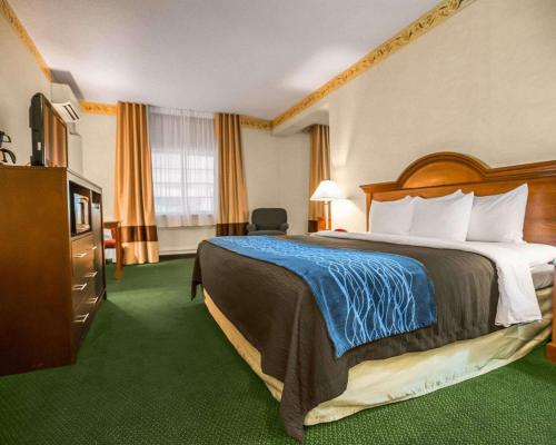 ein Hotelzimmer mit einem Bett und einem TV in der Unterkunft Quality Inn & Suites Dixon near I-88 in Dixon