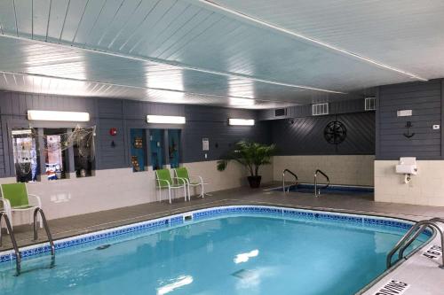 a large swimming pool in a building at Quality Inn & Suites Lincoln near I-55 in Lincoln