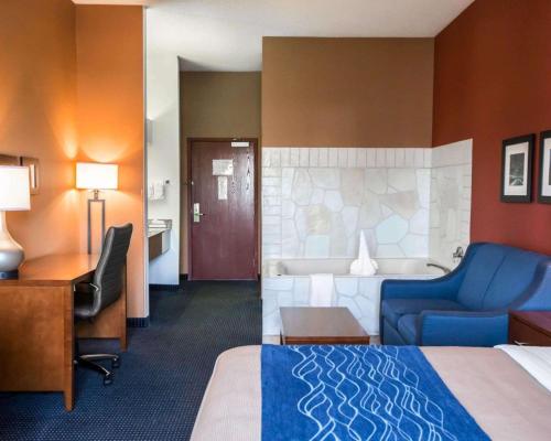 A bed or beds in a room at Comfort Inn Crystal Lake - Algonquin