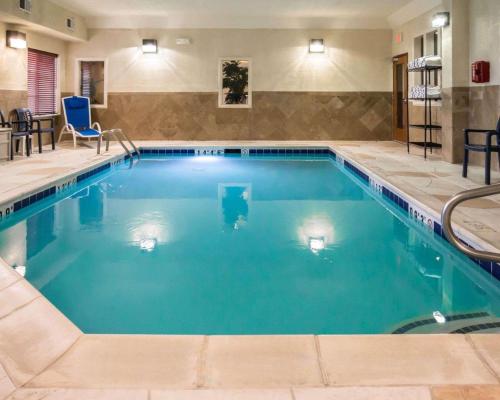 una piscina con acqua blu in una camera d'albergo di Comfort Inn Crystal Lake - Algonquin a Crystal Lake