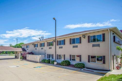 a large white building with a lot of windows at Comfort Suites Peoria I-74 in Peoria
