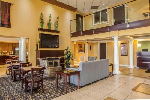 a lobby with a couch and tables and chairs at Quality Inn & Suites St Charles -West Chicago in Saint Charles