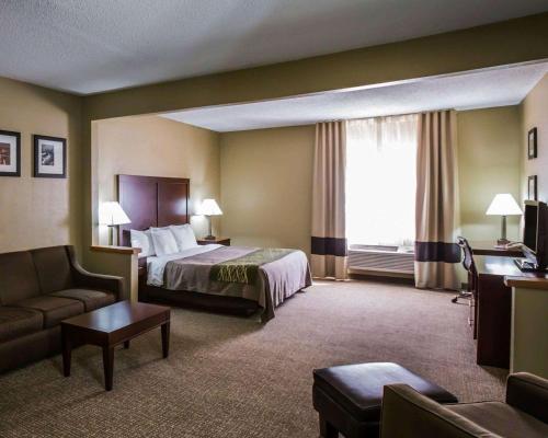 Postel nebo postele na pokoji v ubytování Comfort Inn Morris I-80