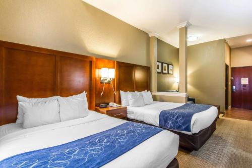 Comfort Suites في Mattoon: غرفه فندقيه سريرين وتلفون