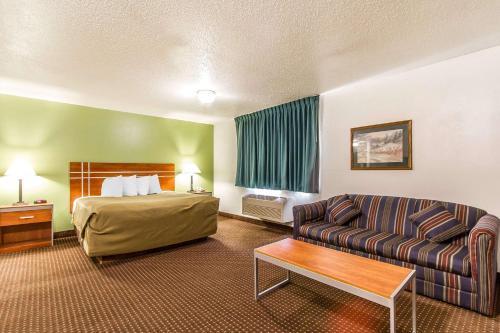 Gallery image of Econo Lodge & Suites in Pekin