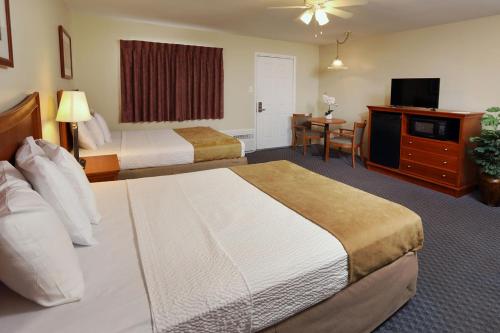 Säng eller sängar i ett rum på Matador Oceanfront Resort