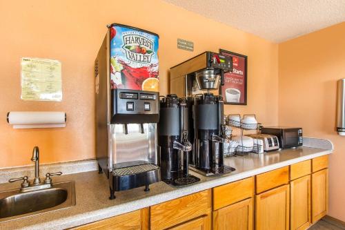a kitchen with a counter top with a coffee machine at Econo Lodge Inn & Suites Pekin - Peoria Area in Pekin