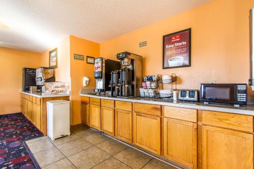 a coffee shop with a counter and a microwave at Econo Lodge Inn & Suites Pekin - Peoria Area in Pekin