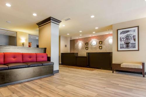 a waiting area of a hospital with a waiting room at Comfort Suites Fairview Heights Saint Louis in Fairview Heights