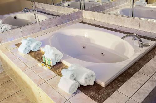 a large bath tub with towels in a bathroom at Quality Inn O'Hare Airport in Schiller Park