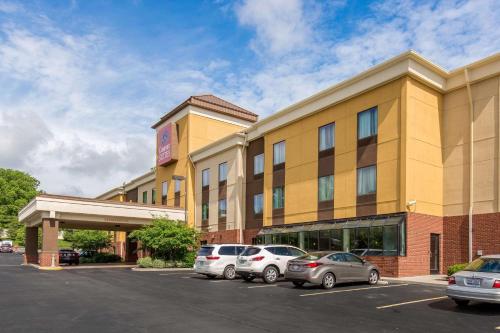 a hotel with cars parked in a parking lot at Comfort Suites Fairview Heights Saint Louis in Fairview Heights