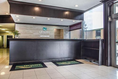 
The lobby or reception area at Quality Inn O'Hare Airport
