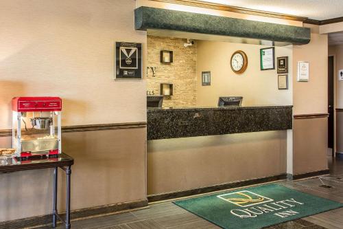El vestíbulo o zona de recepción de Quality Inn Elgin I-90