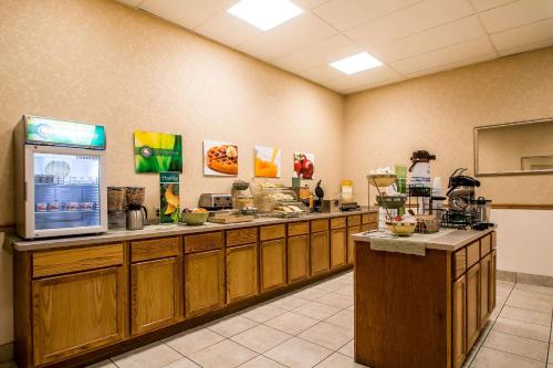 een fastfoodrestaurant met een toonbank met aasteryasteryasteryasteryasteryasteryastery bij Quality Inn Morris I-80 in Morris