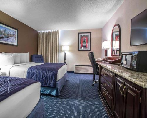 シャンバーグにあるQuality Inn Schaumburg - Chicago near the Mallのベッド2台とデスクが備わるホテルルームです。