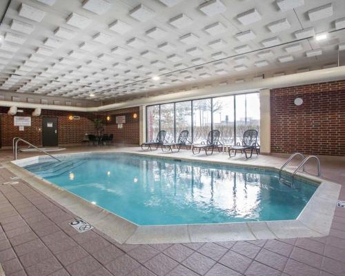 Swimming pool sa o malapit sa Quality Inn Schaumburg - Chicago near the Mall