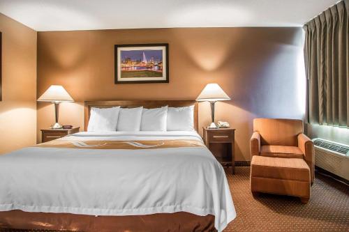 Postel nebo postele na pokoji v ubytování Quality Inn Elgin I-90