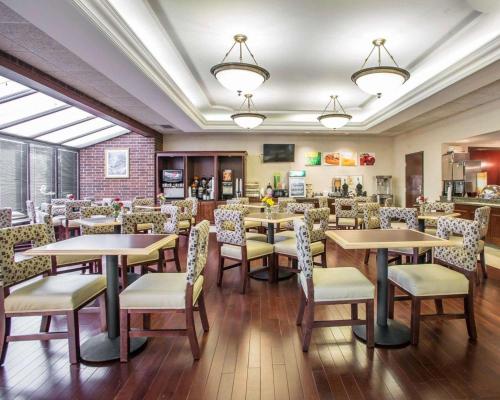 a dining room with tables and chairs in a restaurant at Quality Inn Schaumburg - Chicago near the Mall in Schaumburg