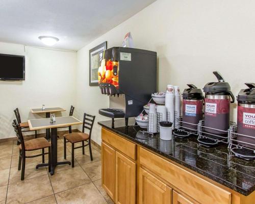 Příslušenství pro přípravu čaje a kávy v ubytování Quality Inn Macomb near University Area