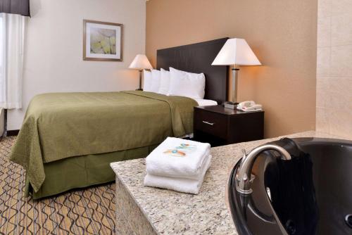 Ένα ή περισσότερα κρεβάτια σε δωμάτιο στο Quality Inn & Suites Matteson near I-57