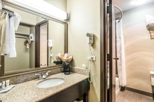 y baño con lavabo y espejo. en Comfort Inn Convention Center-Chicago O'hare Airport en Des Plaines