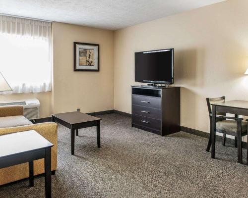 a living room with a flat screen tv in a hotel room at Quality Inn & Suites Mattoon South in Mattoon