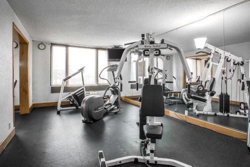 un gimnasio con equipo cardiovascular en un edificio en Holiday Inn Chicago Midway Airport S, an IHG hotel en Chicago