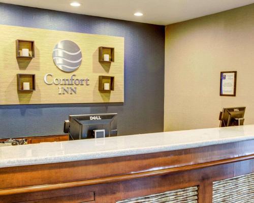 Hall o reception di Comfort Inn & Suites North Greenfield