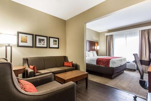 Postel nebo postele na pokoji v ubytování Comfort Suites Effingham Central