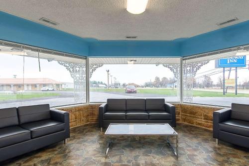 a waiting room with couches and a coffee table at Highway Inn in Paris
